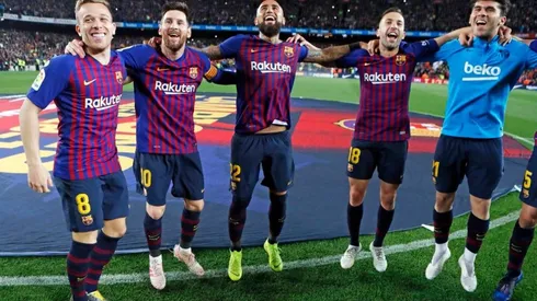 Vidal festeja el título junto a sus compañeros.