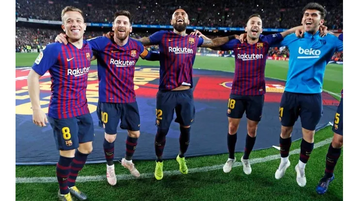 Vidal festeja el título junto a sus compañeros.