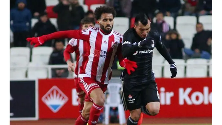 Medel en el duelo del Besiktas antes de lesionarse