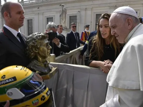 Papa Francisco recibe casco y busto en conmemoración de los 25 años de la muerte de Ayrton Senna