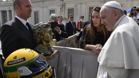 El Papa Francisco recibió un casco y un busto del tricampeón mundial