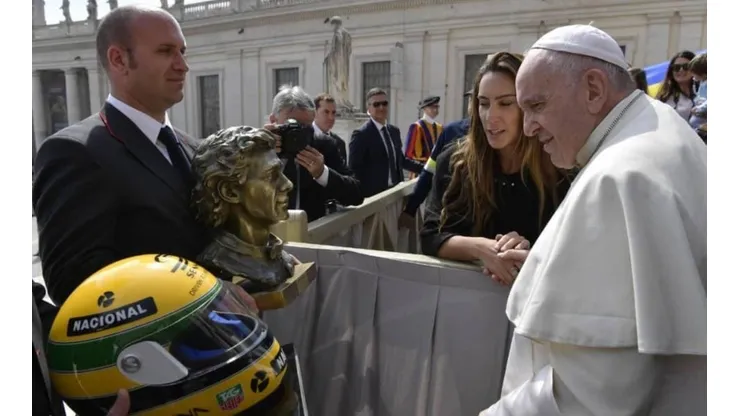 El Papa Francisco recibió un casco y un busto del tricampeón mundial