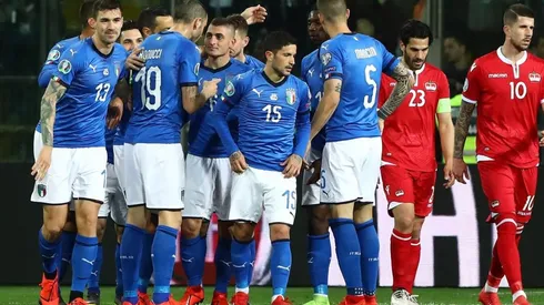 Italia celebra la goleada por 6-0.