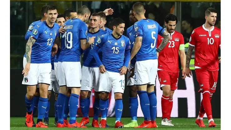 Italia celebra la goleada por 6-0.