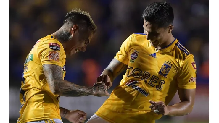 Salcedo festeja junto a Edu Vargas.