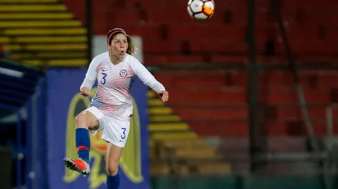 Carla Guerrero controla el balón en el amistoso entre Chile y Sudáfrica jugado en el Santa Laura. Foto: Agencia UNO