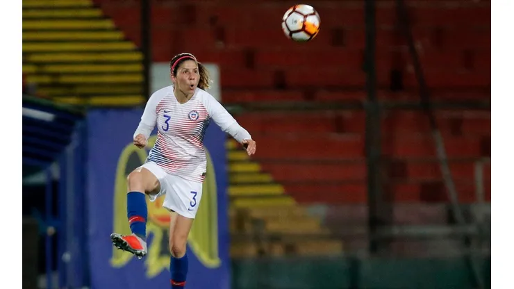 Carla Guerrero controla el balón en el amistoso entre Chile y Sudáfrica jugado en el Santa Laura. Foto: Agencia UNO