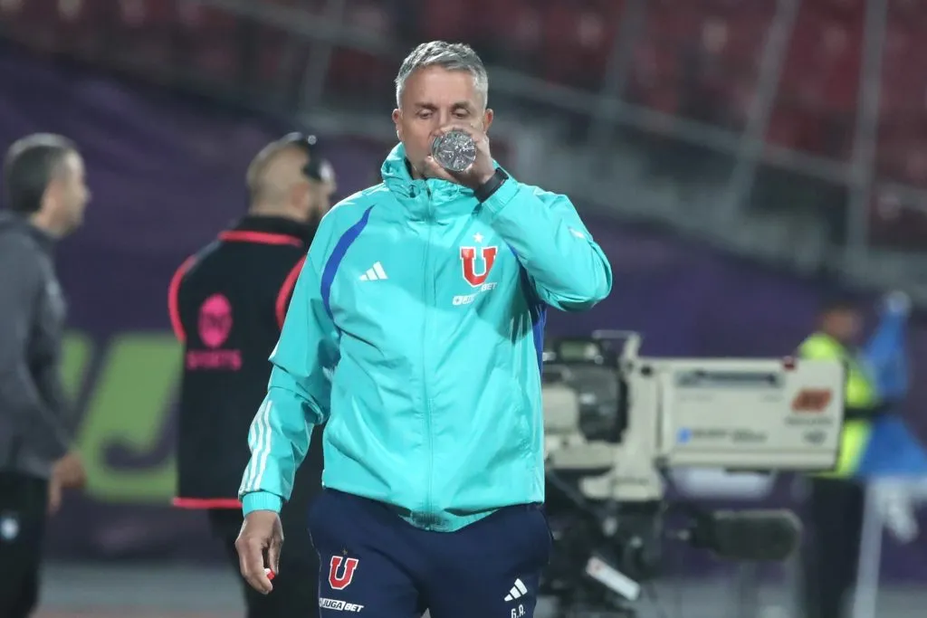 Gustavo Álvarez no le da bola a los reportajes contra un piño de la barra de la U