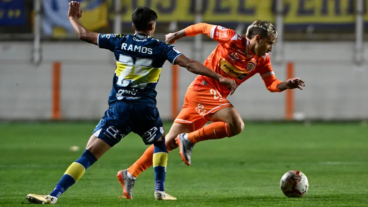 Francisco Arancibia y Emiliano Ramos en Cobreloa vs Everton, en la primera rueda del Campeonato Nacional 2024.