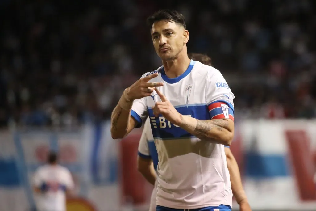 La jineta que usó Fernando Zampedri en el triunfo de U. Católica no cumple con el nuevo reglamento | Photosport