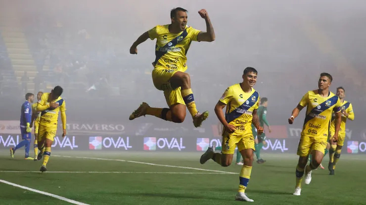 Rodrigo Contreras, el goleador de Everton en el Campeonato Nacional 2024, festeja su gol contra Audax Italiano.