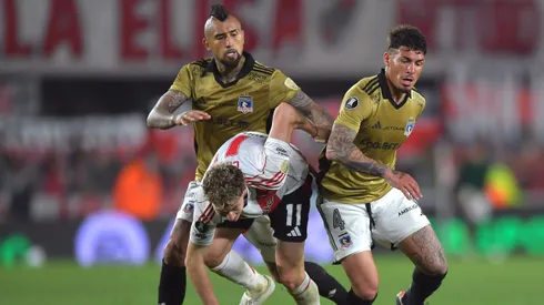 Arturo Vidal fue atacado por los argentinos.