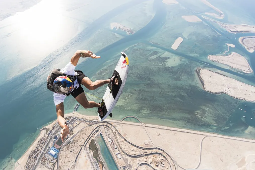 En pleno vuelo Sebastián Álvarez en los cielos de Abu Dhabi. Foto: Red Bull Content Pool.