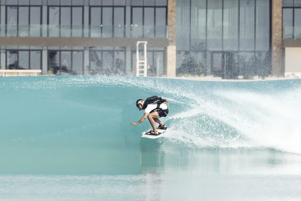 El momento preciso en que Sebastián Álvarez comienza a surfear esta ola artificial de Abu Dhabi. Foto: Red Bull Content Pool.