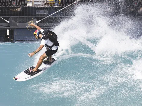 Deportista chileno la rompe surfeando ola artificial más grande