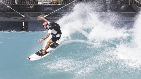El chileno Sebastián Álvarez saltó en paracaídas y aterriza surfeando la ola artificial más grande del mundo.