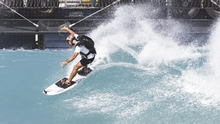El chileno Sebastián Álvarez saltó en paracaídas y aterriza surfeando la ola artificial más grande del mundo.