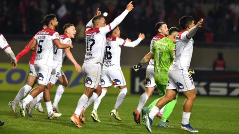 Los jugadores de Deportes La Serena festejan la victoria contra Deportes Limache.