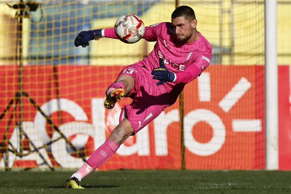 Thomas Gillier al parecer será el suplente de acá al final del torneo en el arco de Universidad Católica. | Foto: Photosport.