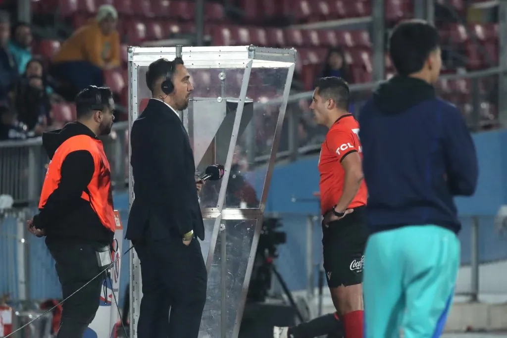 Cristián Garay fue a revisar la jugada del penal de U de Chile vs Huachipato, alertado por el VAR: mantuvo su decisión. Foto: Jonnathan Oyarzun/Photosport