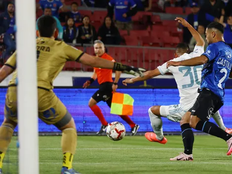 Tito Awad defiende el penal de la U: "Jugamos de blanco"