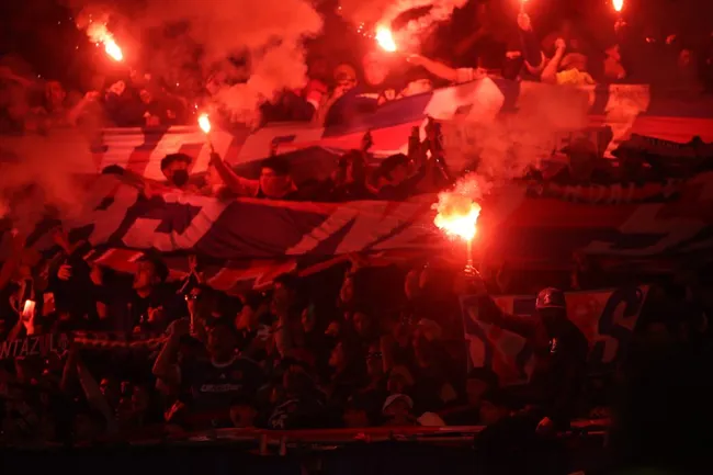 El árbitro del partido consignó en el informe los fuegos artificiales, por lo que ahora debe resolver el Tribunal de Disciplina. Foto: Jonnathan Oyarzun/Photosport