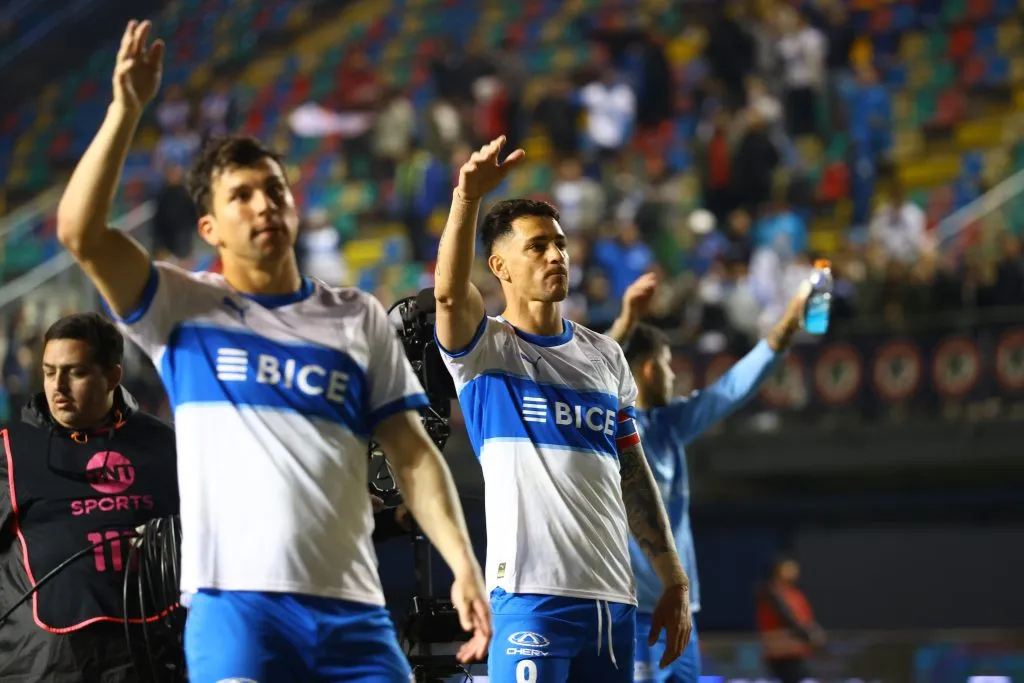 El entrenador también tuvo minutos para felicitar a Fernando Zampedri en la UC. Foto: Marcelo Hernandez/Photosport