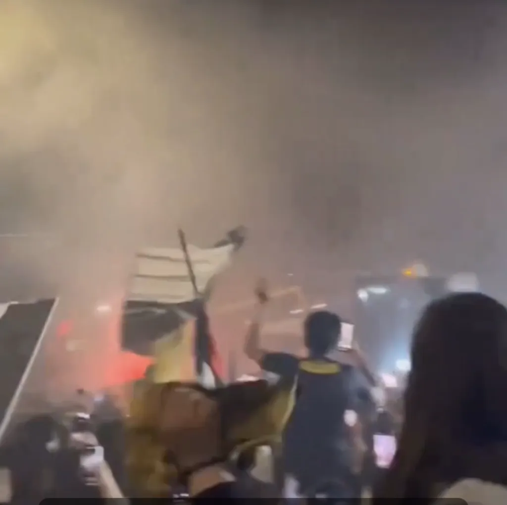 Los hinchas de Colo Colo armando la fiesta de bienvenida tras la Copa Libertadores.