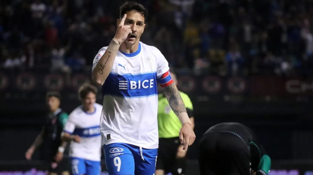 Fernando Zampedri está a un gol de ser el máximo artillero exclusivo en la historia de Universidad Católica, hito que puede alcanzar como Esteban Pardes en un clásico en el Estadio Monumental. Foto: Photosport.