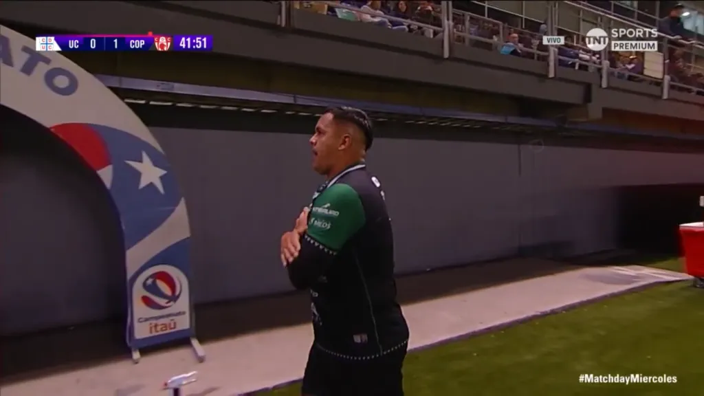 El provocativo gesto de Nicolás Vargas a los hinchas de la UC (Captura)