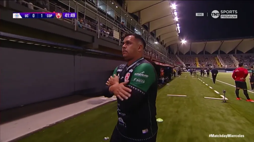 El provocativo gesto de Nicolás Vargas a los hinchas de la UC (Captura)