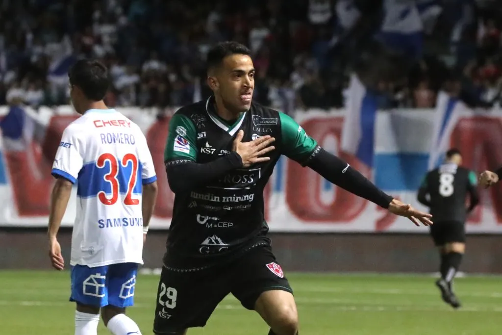 Maximiliano Quinteros amargó el regreso a la titularidad de Sebastián Pérez en la UC. Foto: Photosport.