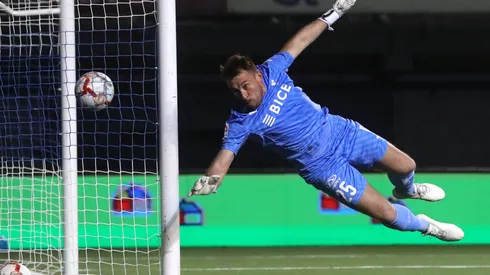 Sebastián Pérez volvió a la titularidad en la UC después de tres meses pero no lo pasó bien.