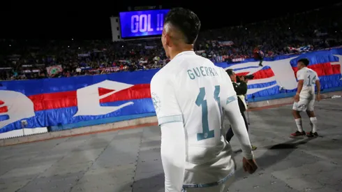 Nicolás Guerra celebra con los hinchas de U de Chile.
