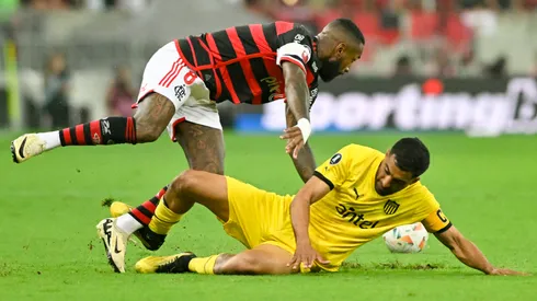 Gerson y Maximiliano Olivera disputan el balón en el partido de ida de los cuartos de final de la Copa CONMEBOL Libertadores 2024.