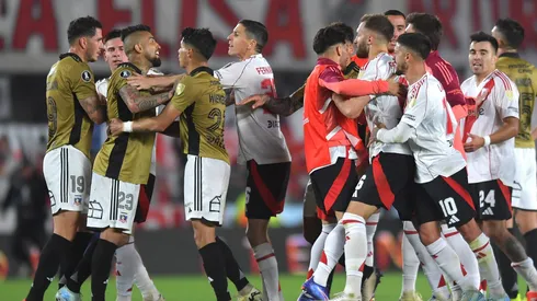 Arturo Vidal y Germán Pezzella tuvieron un cruce que casi terminó a combos.