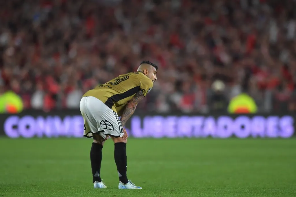 Arturo Vidal se lamenta por la derrota de Colo Colo. (Photo by Marcelo Endelli/Getty Images)