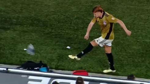 Leonardo Gil no aguantó que lo reemplazaran ante River Plate.