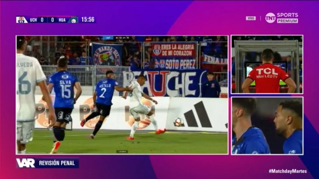 La jugada fue revisada en el VAR