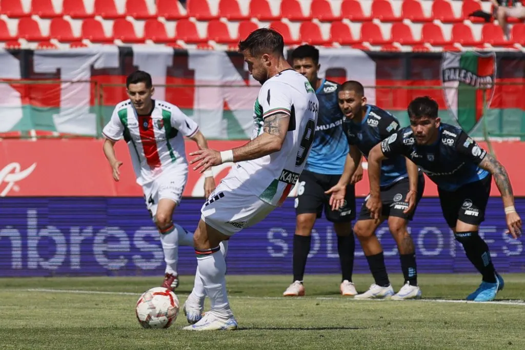 Gonzalo Sosa fue la gran figura en un duelo clave para Palestino ante Deportes Iquique. Foto: Photosport.