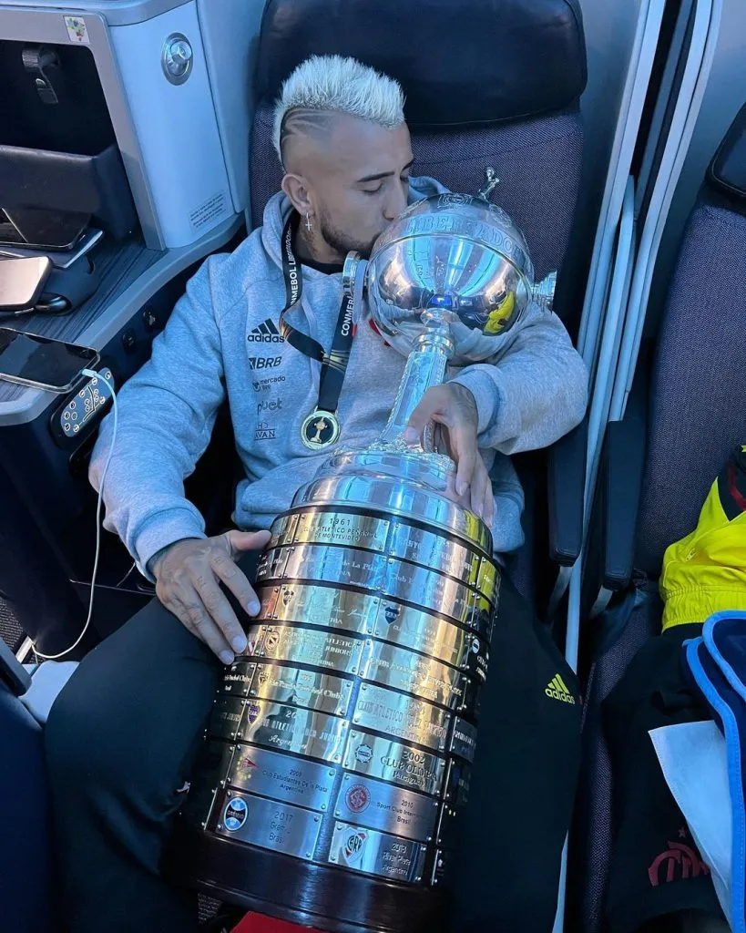Vidal con la Copa Libertadores ganada en Flamengo hace dos años