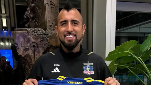 Medel visita a Colo Colo en Buenos Aires con regalo para Medel.