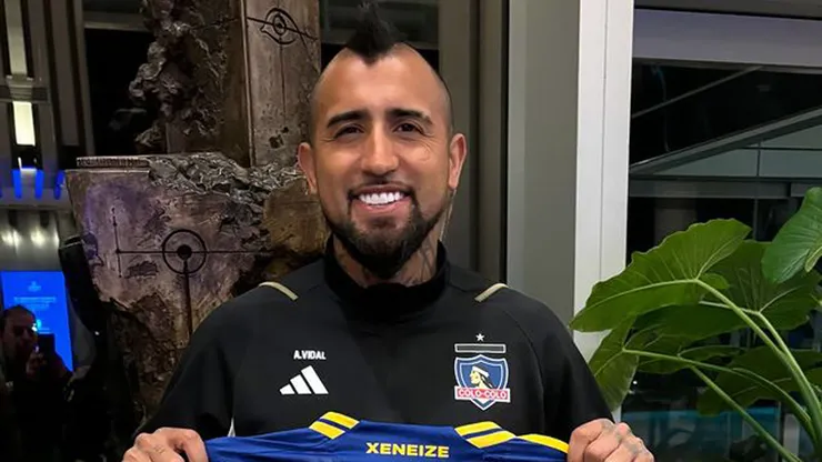 Medel visita a Colo Colo en Buenos Aires con regalo para Medel.