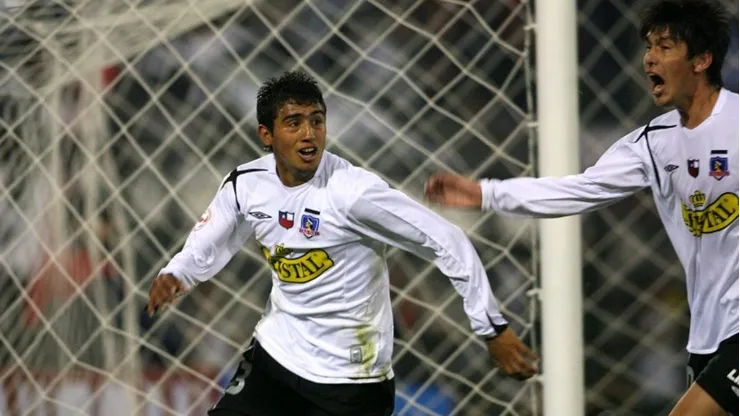 Caneo (a la derecha) celebra un gol de Arturo Vidal el 2006