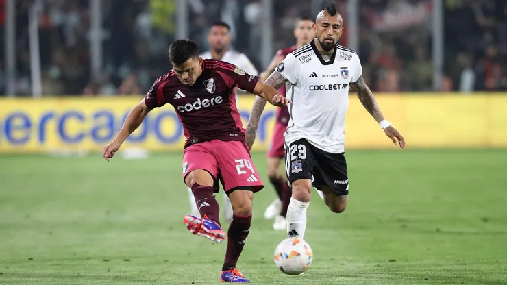 Marcos Acuña con el balón ante la marca de Arturo Vidal, en el partido de ida de los cuartos de final de la Copa CONMEBOL Libertadores 2024 entre Colo Colo y River Plate.