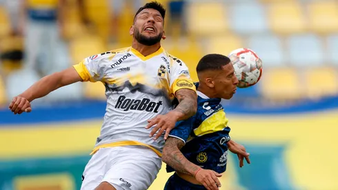 Andrés Chávez y Kevin Méndez disputan el balón en Everton vs Coquimbo Unido, en la fecha 10 del Campeonato Nacional 2024.