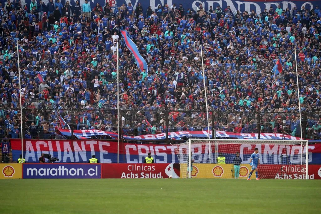 La U en problemas por sus hinchas. Foto: Jonnathan Oyarzun/Photosport