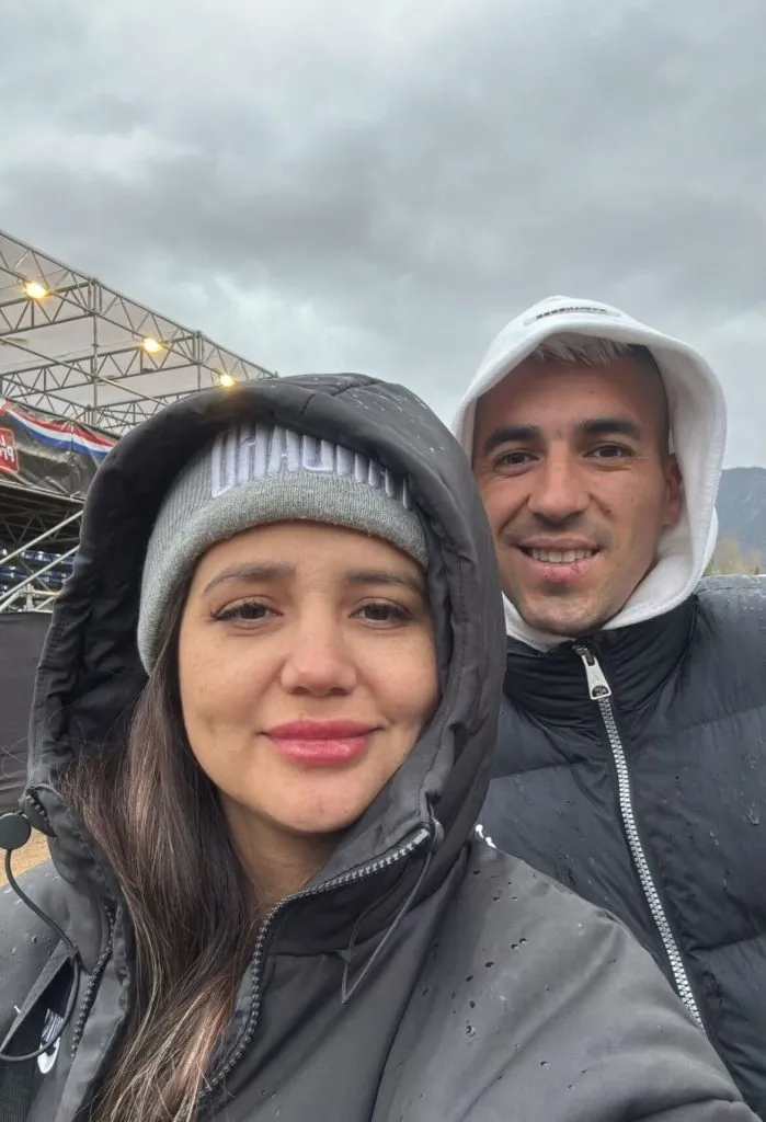 Leandro Fernández junto a su compañera de vida en las fondas en Santiago.