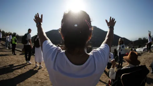 Mujer toma el sol frente a la Pirámide del Sol para dar la bienvenida al equinoccio de primavera.