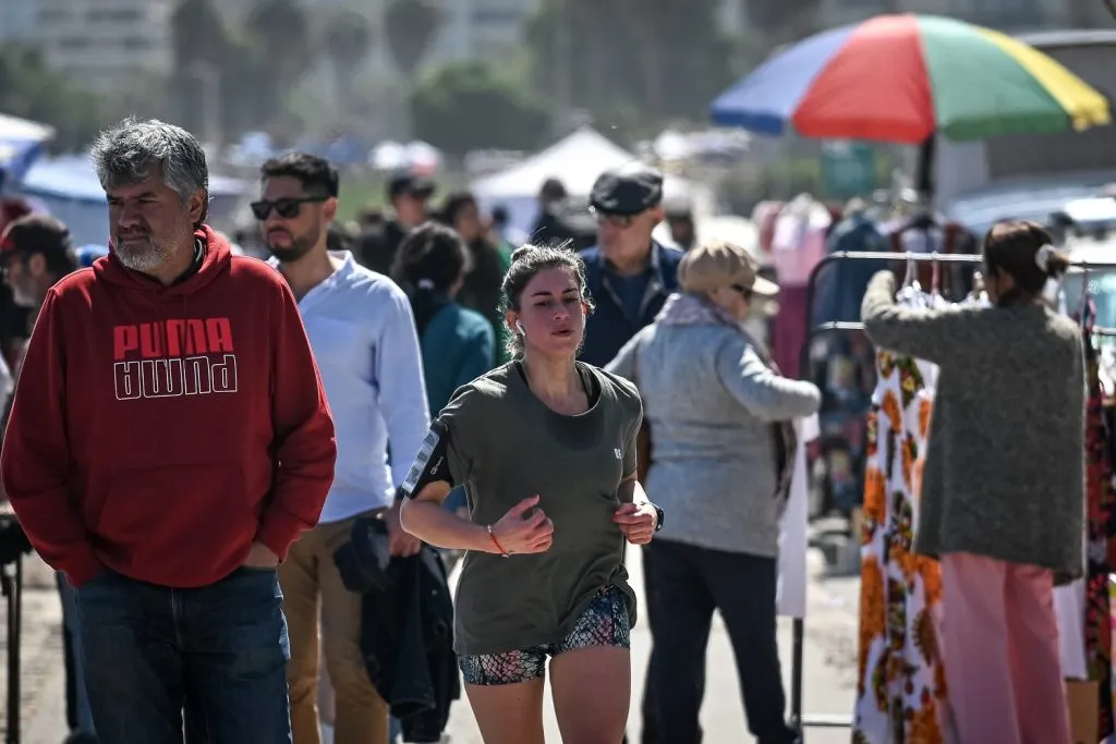 Personas pasean por Viña del Mar en días de primavera